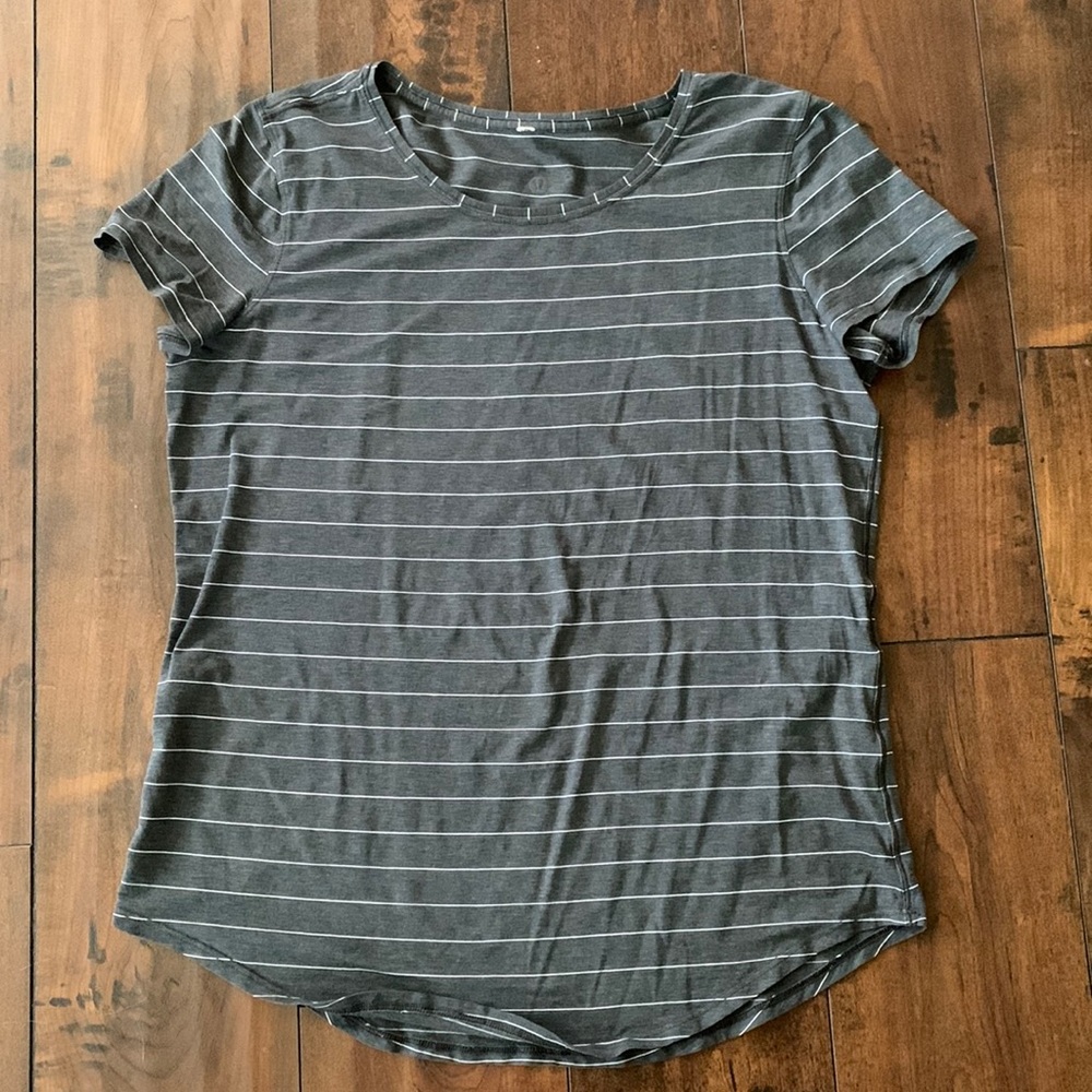 Lululemon shirt size 6